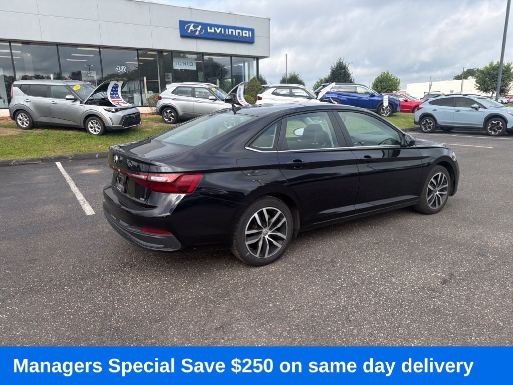 Used 2025 Volkswagen Jetta SE FWD image 4