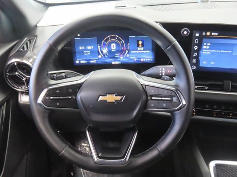 Used 2026 Chevrolet Equinox LT AWD/4WD image 9