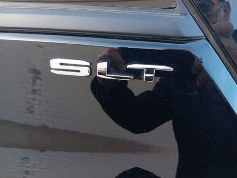 Used 2023 GMC Terrain SLT image 32