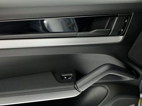 Certified 2025 Porsche Cayenne AWD/4WD image 25