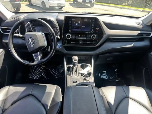 Used 2022 Toyota Highlander XLE AWD/4WD image 20