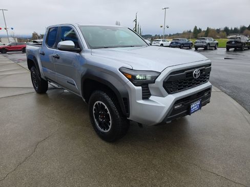 Used 2025 Toyota Tacoma TRD Off-Road AWD/4WD image 8
