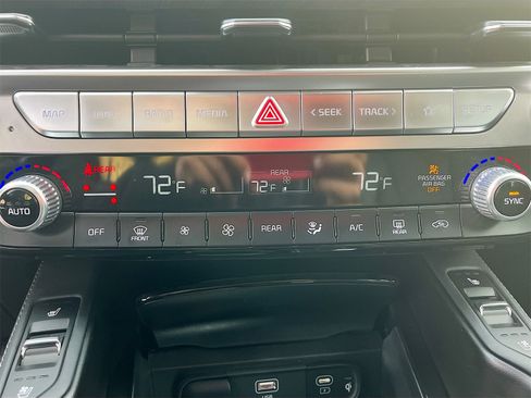 Used 2025 Kia Telluride EX w/ EX Captain's Chair Package image 16