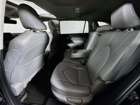 Used 2023 Toyota Highlander XLE AWD/4WD image 23