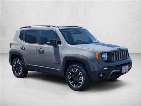 Used 2023 Jeep Renegade Latitude AWD/4WD image 3