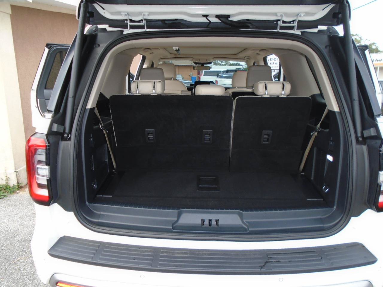 Used 2024 Ford Expedition Platinum RWD image 11