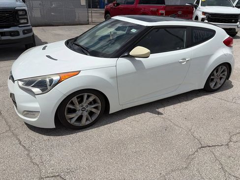Used 2012 Hyundai Veloster w/ Style Pkg FWD image 2