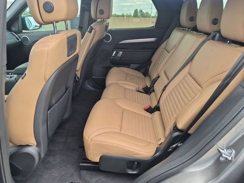 Used 2024 Land Rover Discovery Dynamic SE AWD/4WD image 10