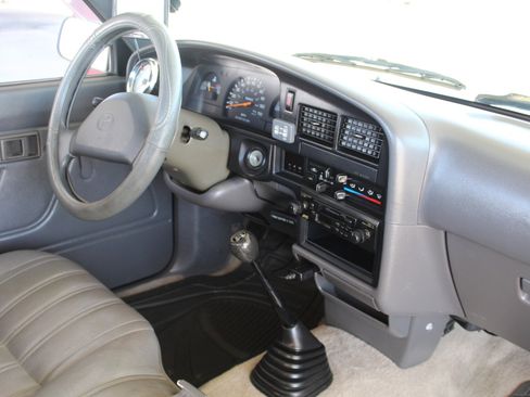 Used 1992 Toyota Pickup Deluxe RWD image 15