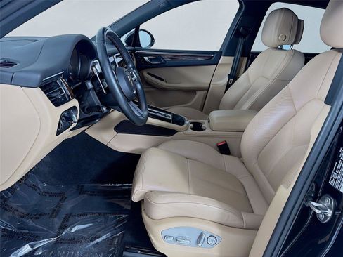 Certified 2023 Porsche Macan image 11
