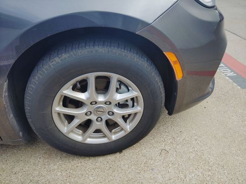 Used 2023 Chrysler Pacifica Touring-L image 10