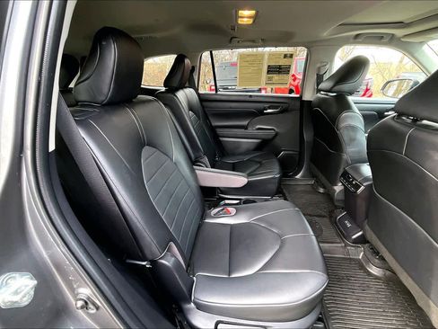 Used 2023 Toyota Highlander XLE image 19