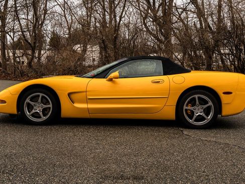 Used 2001 Chevrolet Corvette Convertible w/ Preferred Equipment Group2 image 18
