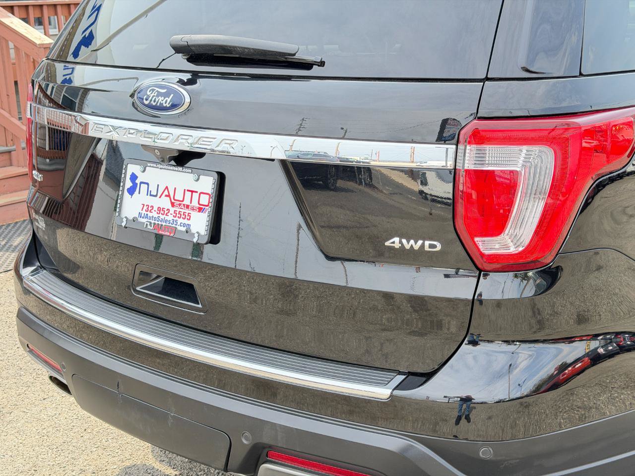 Used 2018 Ford Explorer XLT w/ Equipment Group 202A AWD/4WD image 90