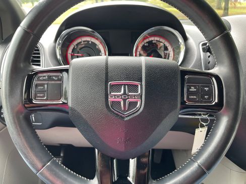 Used 2019 Dodge Grand Caravan SXT image 17