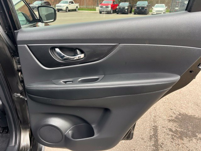 Used 2017 Nissan Rogue SV AWD/4WD image 13