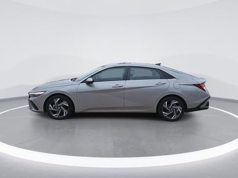 Used 2025 Hyundai Elantra SEL FWD image 1