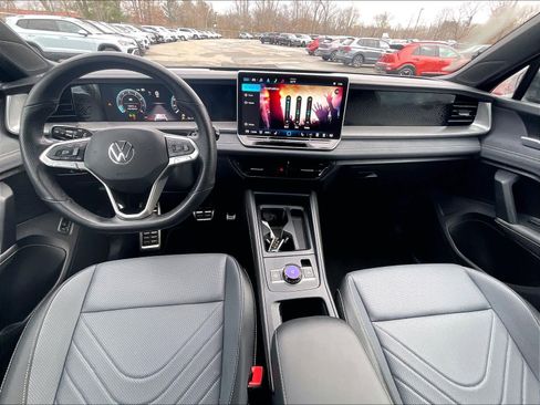 Certified 2025 Volkswagen Tiguan SE R-Line image 12