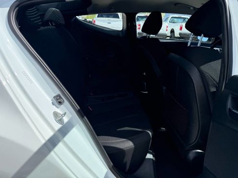 Used 2016 Hyundai Veloster image 18