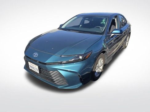 Used 2025 Toyota Camry LE image 3