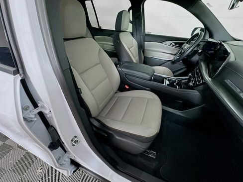 Used 2025 Chevrolet Traverse LT image 33