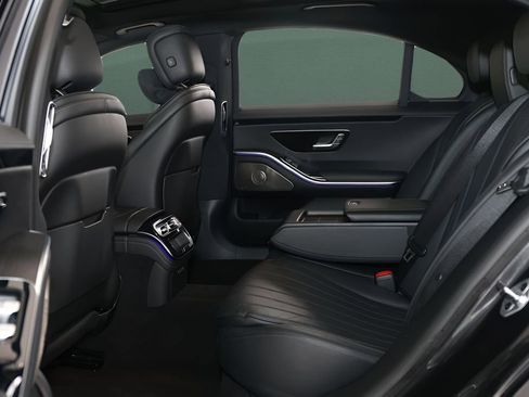 Used 2022 Mercedes-Benz S 500 4MATIC w/ AMG Line Package image 11