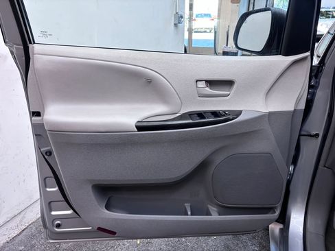 Used 2014 Toyota Sienna LE FWD image 18