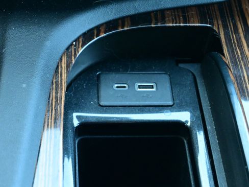 Used 2021 Cadillac Escalade ESV Premium Luxury w/ LPO, Illumination Package image 29