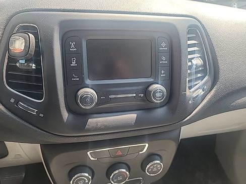 Used 2018 Jeep Compass Latitude FWD image 12