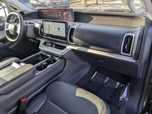 Used 2025 Ford Expedition Active AWD/4WD image 10