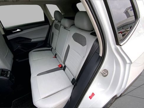 Used 2023 Volkswagen Taos SE w/ Panoramic Sunroof Package FWD image 19
