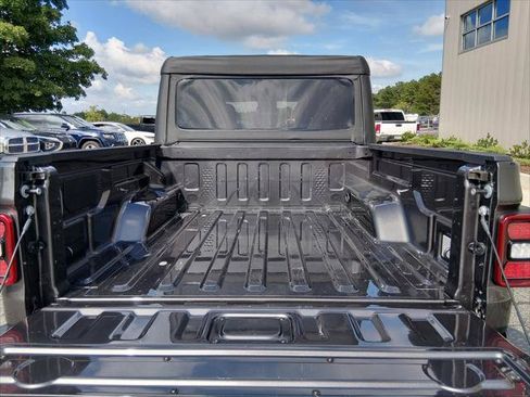 Certified 2025 Jeep Gladiator Sport AWD/4WD image 13