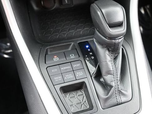 Used 2021 Toyota RAV4 LE w/ Carpet Mat Package (TMS) AWD/4WD image 18