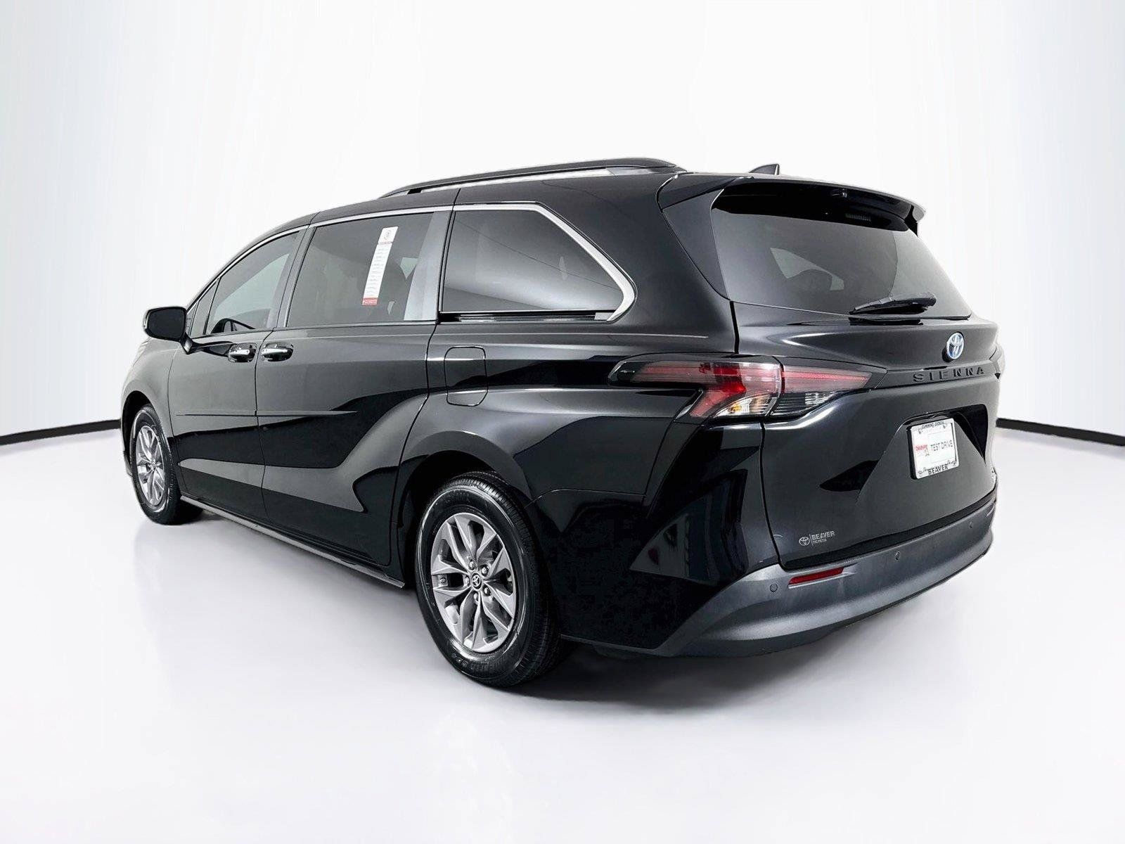 Certified 2024 Toyota Sienna XLE FWD image 12