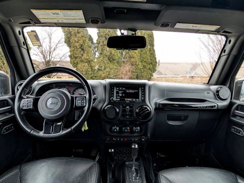 Used 2016 Jeep Wrangler Unlimited Sahara image 12