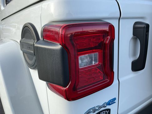 Used 2022 Jeep Wrangler Unlimited Sahara w/ Cold Weather Group image 34