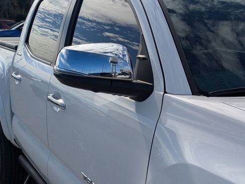 Used 2022 Toyota Tacoma Limited image 11