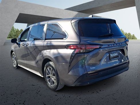 Used 2022 Toyota Sienna XLE image 7