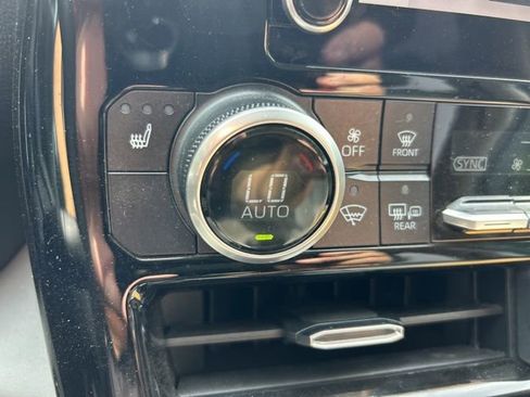 Used 2023 Toyota Highlander XLE FWD image 19