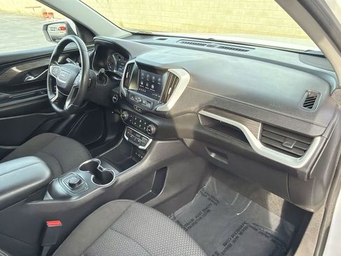 Used 2024 GMC Terrain SLE image 27