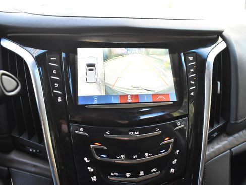 Used 2019 Cadillac Escalade Luxury image 37
