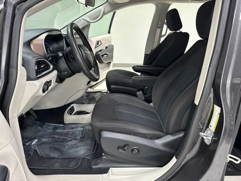 Used 2022 Chrysler Voyager LX FWD image 14