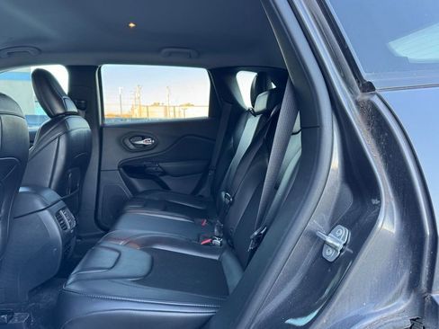 Used 2019 Jeep Cherokee Latitude Plus image 23