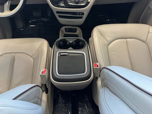 Used 2019 Chrysler Pacifica Limited image 20