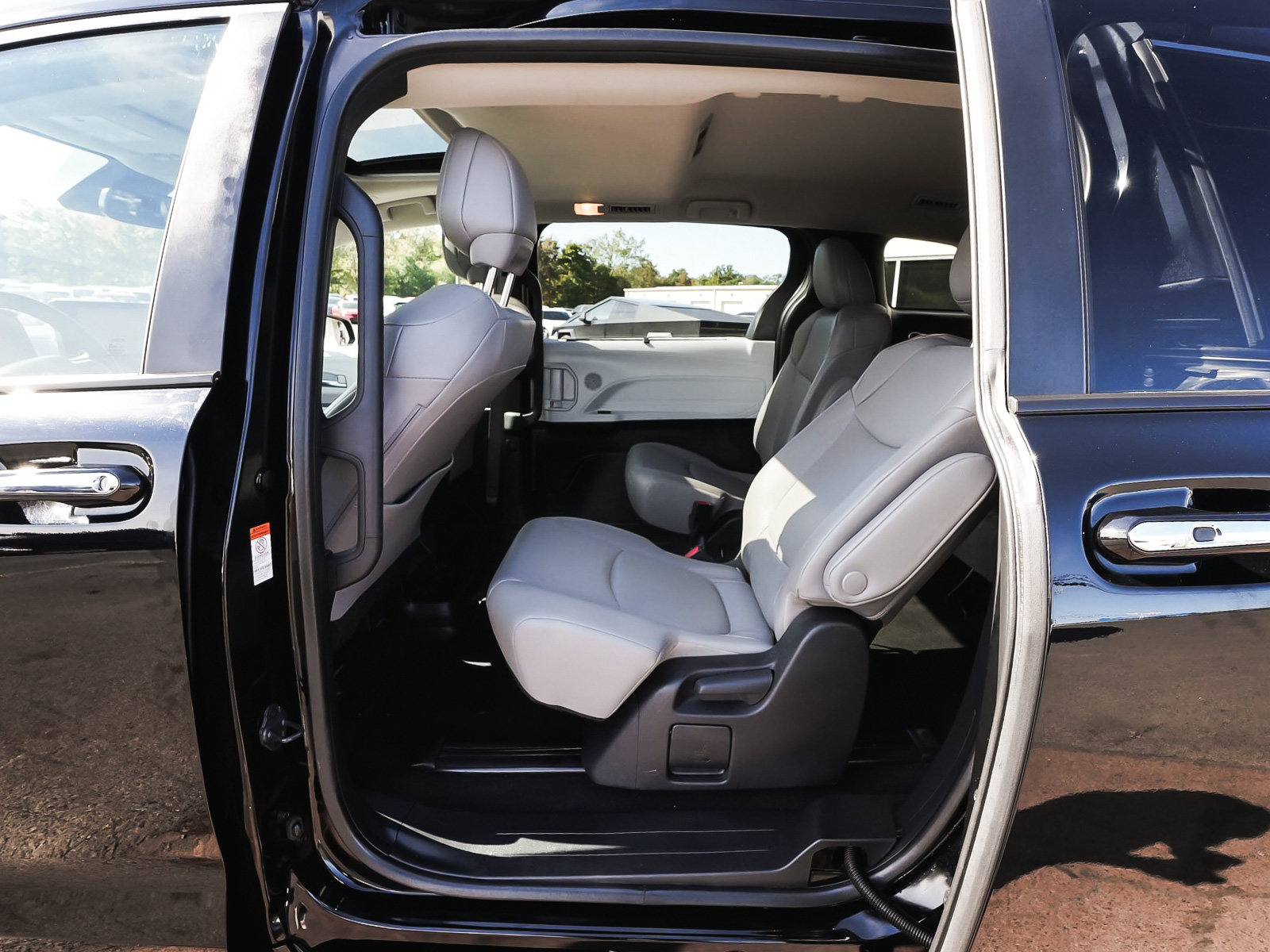 Used 2025 Toyota Sienna XLE FWD image 14
