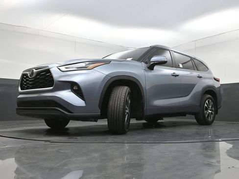 Used 2024 Toyota Highlander XLE AWD/4WD image 27