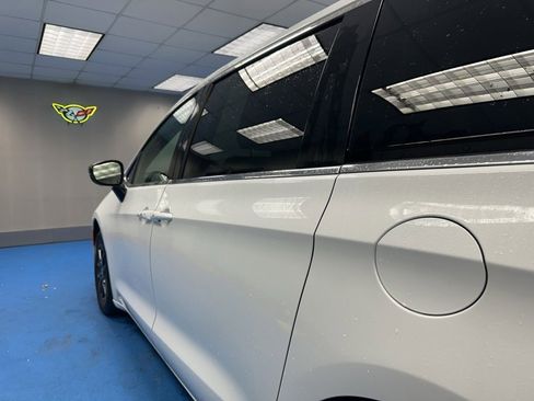 Used 2025 Chrysler Pacifica Select image 19