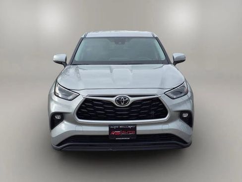 Used 2022 Toyota Highlander LE image 2