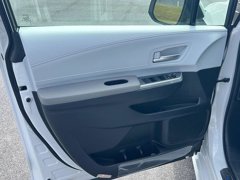New 2026 Toyota Sienna XLE image 17
