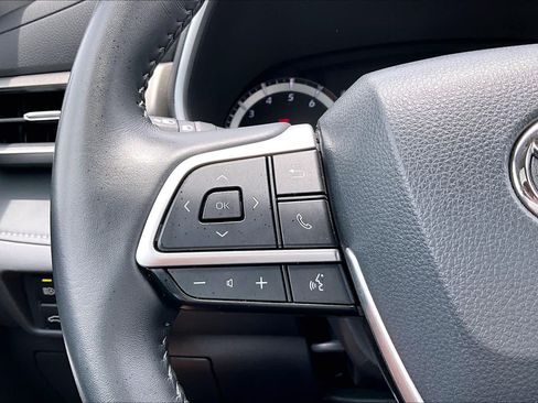 Used 2025 Toyota Highlander XLE FWD image 24
